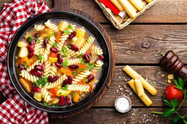 Comment préparer une soupe minestrone italienne avec des légumes de saison?